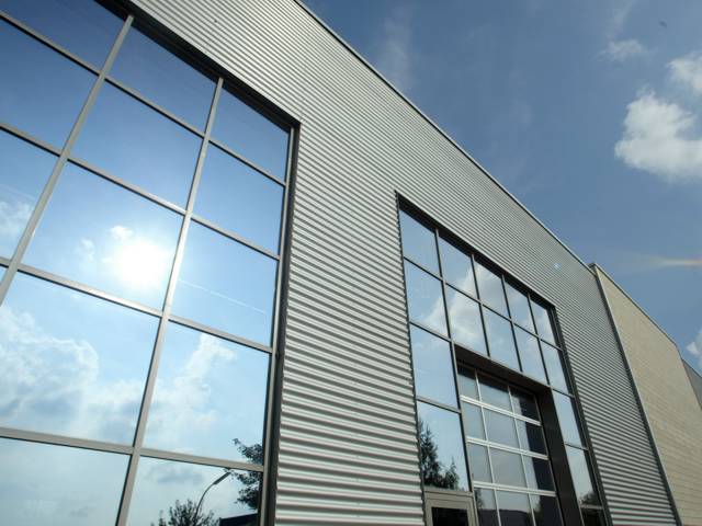 Aluminium-Glas-Fassade mit Tor